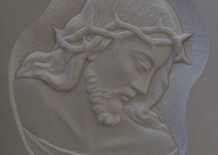 Cristo con corona di spine su marmo bianco